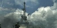 La Tour Eiffel, endommage par l'invasion domine toujours la capitale franaise